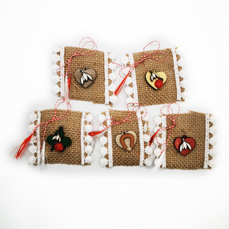 Martisor - Set 5 martisoare tip medalion, din lemn decupat, pe panza de iuta cu dantela alba, Colectia VisionXXI