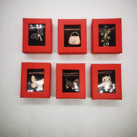 Set 6 martisoare tip brosa, din metal auriu decorat cu pave aurii si cristale, in cutie satinata cu catifea neagra, Colectia VisionXXI [1]