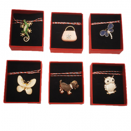 Martisor - Set 6 martisoare tip brosa, din metal auriu decorat cu pave aurii si cristale, in cutie satinata cu catifea neagra, Colectia VisionXXI