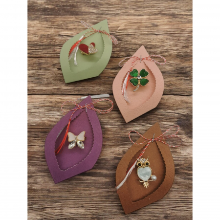 Martisor - Set de 4 Martisoare, ArtDeluxe, Brosa aurie cu Cristale, pe carton tip Scoica, VisionXXI