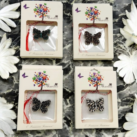 Martisor - Set de 4 Martisoare tip Brosa, ArtDeluxe, " Mister cu Aripi de Cristale", In cutie cu fereastra transparenta, VisionXXI