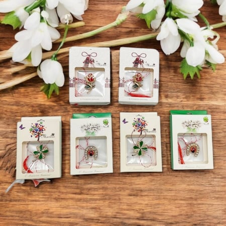 Martisor - Set de 6 Martisoare tip Brosa, ArtDeluxe, "Primavara cu Noroc", In cutie cu fereastra transparenta, VisionXXI