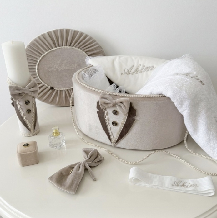 Set botez baieti compus din trusou Deluxe în cufar din catifea cu lumanare si costumaș ivoire [3]