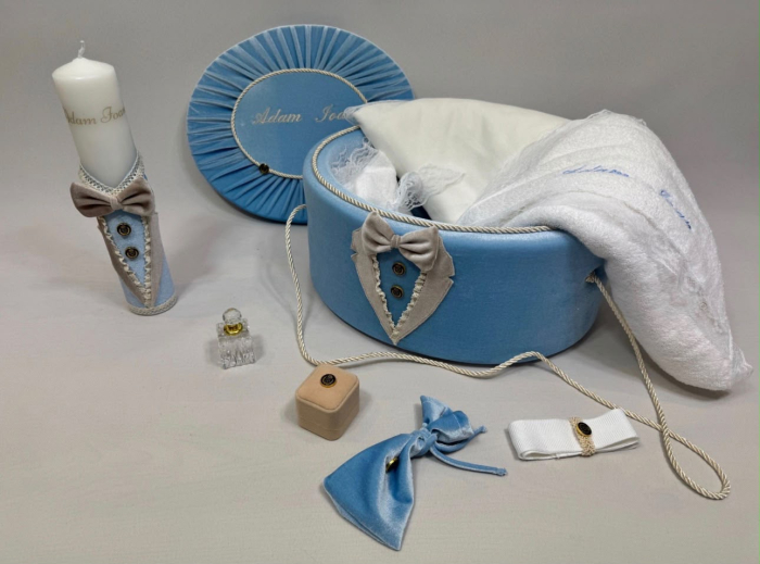 Set botez baieti compus din trusou Deluxe în cufar din catifea cu lumanare si costumaș ivoire [3]