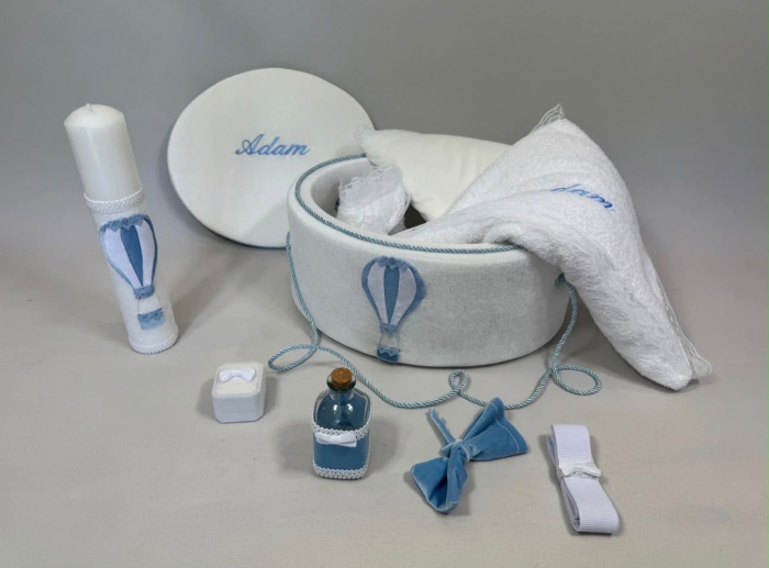 Set botez baieti compus din trusou Exclusive în cufar din catifea cu lumanare si costumaș ivoire [3]