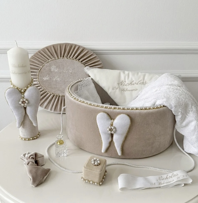 Set botez baieti compus din trusou  Glamour în cufar din catifea cu lumanare si costumaș ivoire [3]