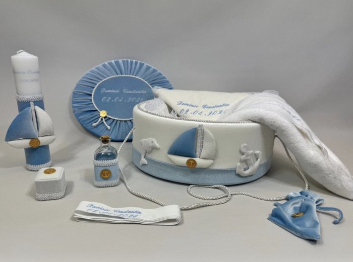 Set botez baieti compus din trusou Luxury în cufar din catifea cu lumanare si costumaș [3]