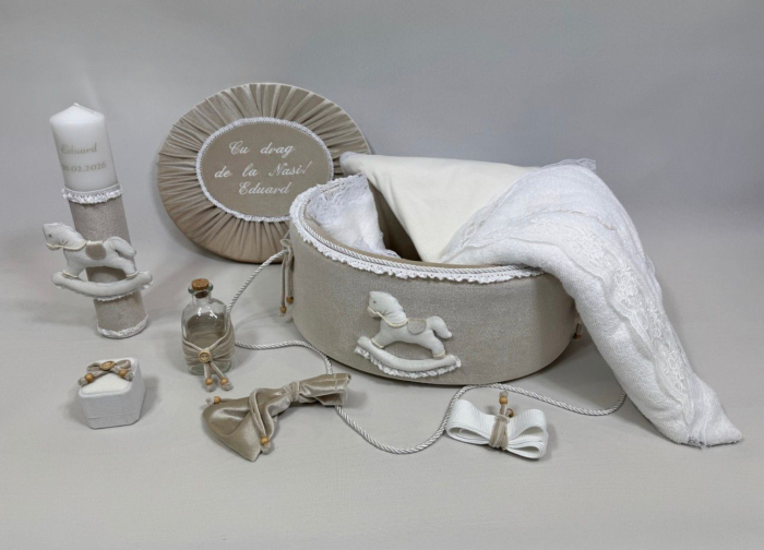 Set botez baieti compus din trusou Luxury în cufar din catifea cu lumanare si costumaș  ivoire [3]