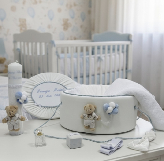 Set botez baieti compus din trusou Premium  în cufar din catifea cu lumanare si costumaș ivoire [3]