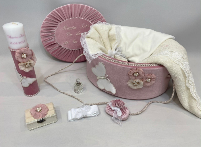 Set botez fetițe compus din trusou Elegance in cufar din catifea cu lumanare si rochita ivoire [3]