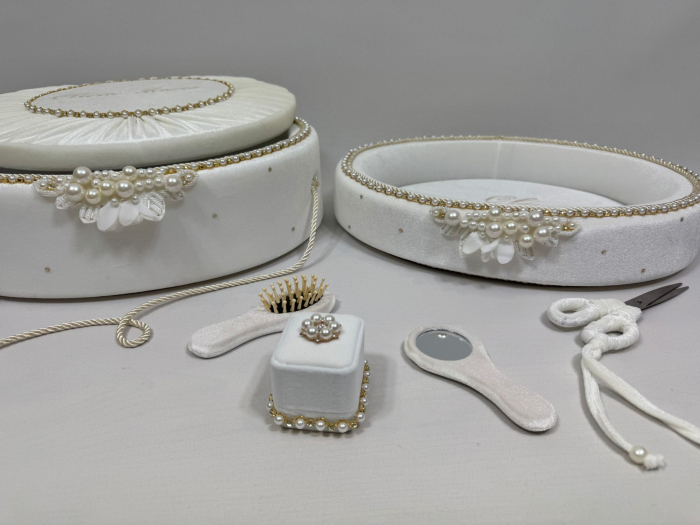 Set taierea motului din catifea culoare ivoire  model cu margele [2]