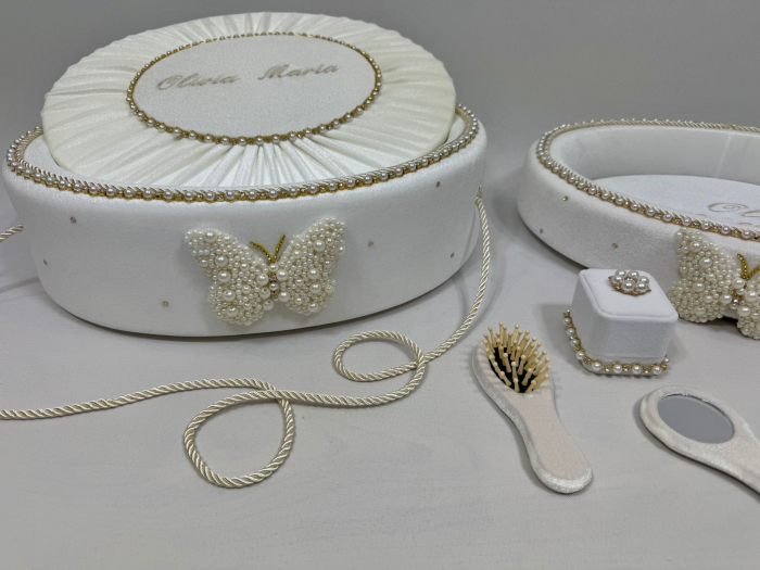 Set taierea motului din catifea culoare ivoire model cu fluturi din margele [2]