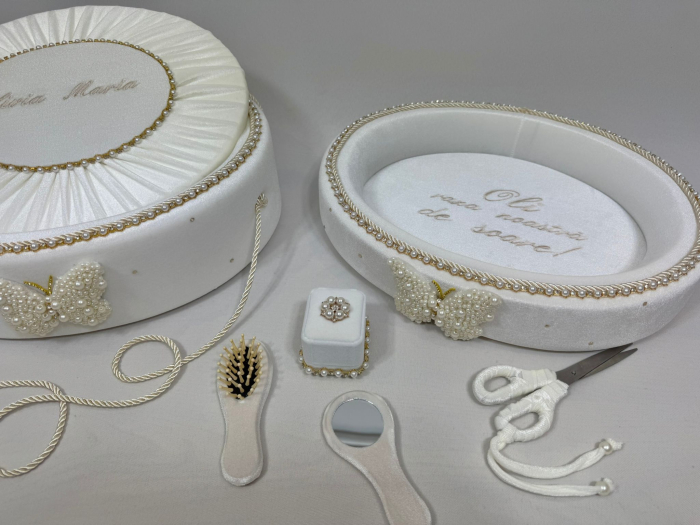 Set taierea motului din catifea culoare ivoire model cu fluturi din margele [4]