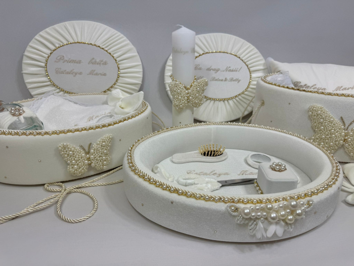 Trusou botez in cufar din catifea cu lumanare,prima baita si tavita mot model Glamour cu fluturi din margele culoare ivoire [9]