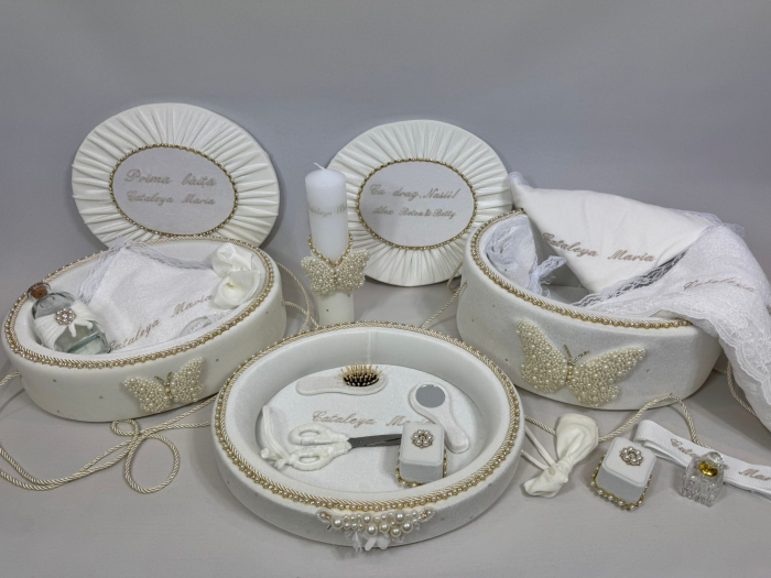 Trusou botez in cufar din catifea cu lumanare,prima baita si tavita mot model Glamour cu fluturi din margele culoare ivoire [2]