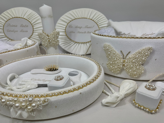 Trusou botez in cufar din catifea cu lumanare,prima baita si tavita mot model Glamour cu fluturi din margele culoare ivoire [4]