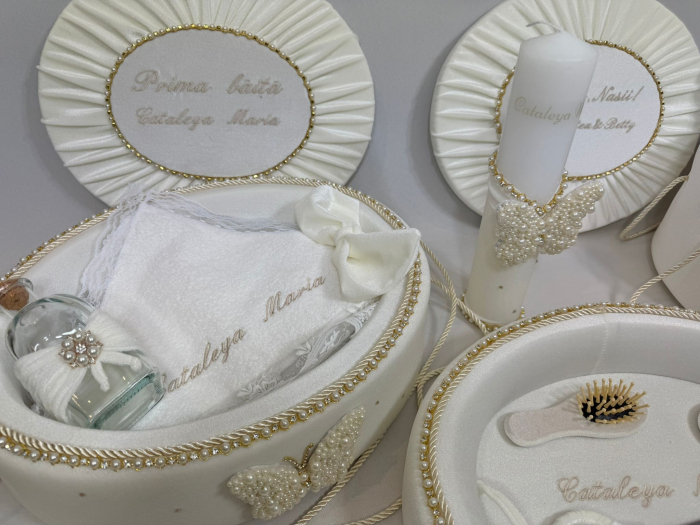 Trusou botez in cufar din catifea cu lumanare,prima baita si tavita mot model Glamour cu fluturi din margele culoare ivoire [8]