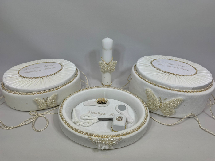 Trusou botez in cufar din catifea cu lumanare,prima baita si tavita mot model Glamour cu fluturi din margele culoare ivoire [7]