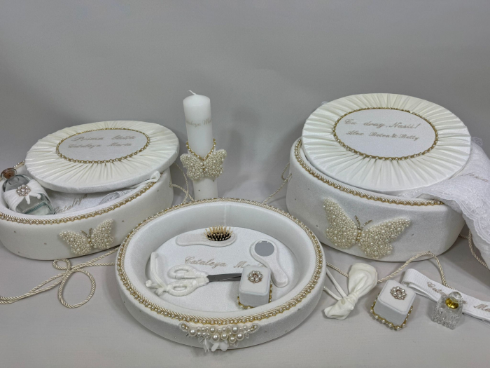 Trusou botez in cufar din catifea cu lumanare,prima baita si tavita mot model Glamour cu fluturi din margele culoare ivoire [3]