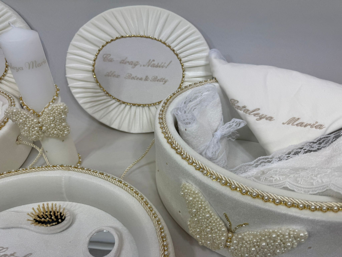 Trusou botez in cufar din catifea cu lumanare,prima baita si tavita mot model Glamour cu fluturi din margele culoare ivoire [6]