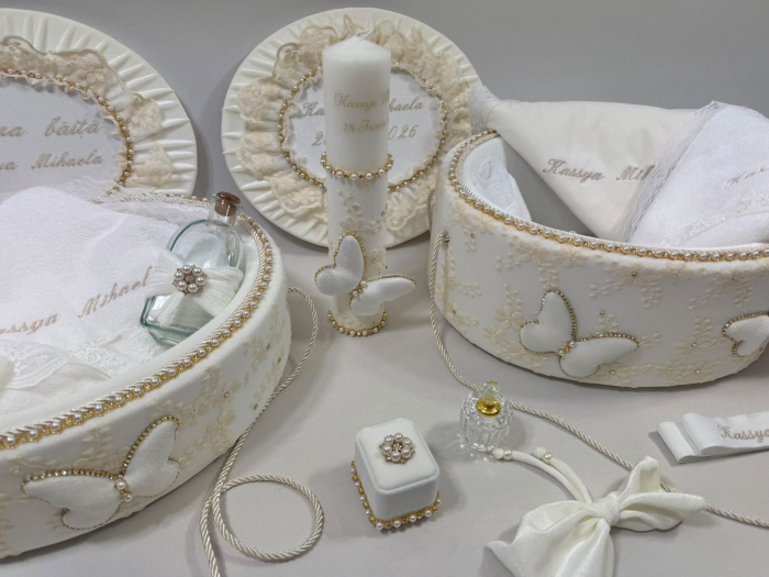 Trusou botez in cufar din catifea cu lumanare si prima baita model Glamour cu fluturi culoare ivoire [4]