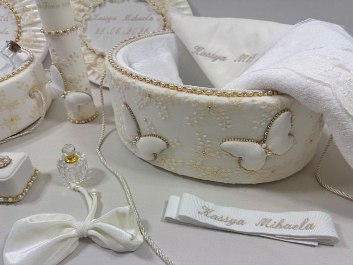 Trusou botez in cufar din catifea cu lumanare si prima baita model Glamour cu fluturi culoare ivoire [5]