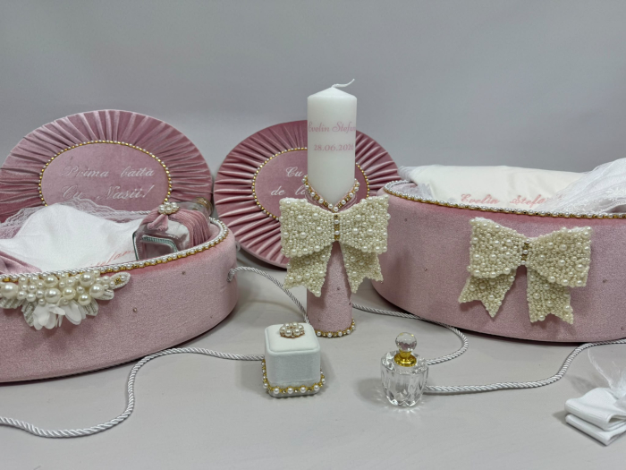 Trusou botez in cufar din catifea cu lumanare si prima baita model Glamour cu fundita din margele culoare roz [2]