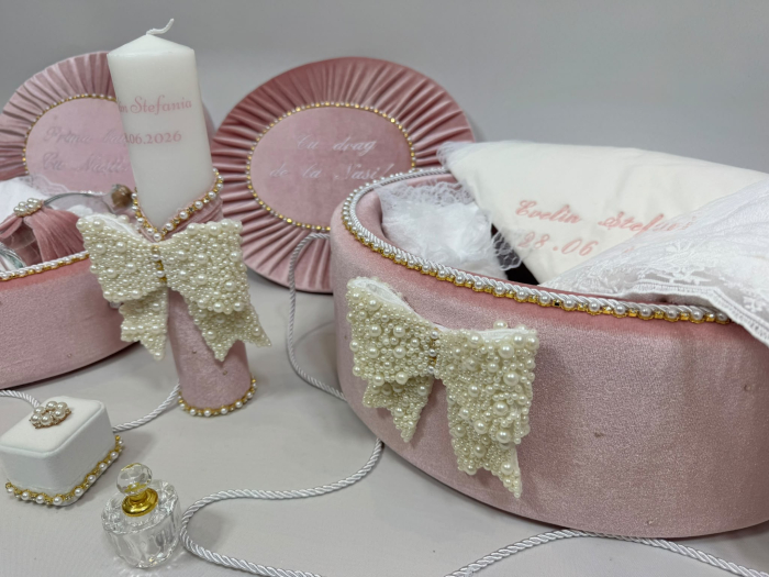 Trusou botez in cufar din catifea cu lumanare si prima baita model Glamour cu fundita din margele culoare roz [5]