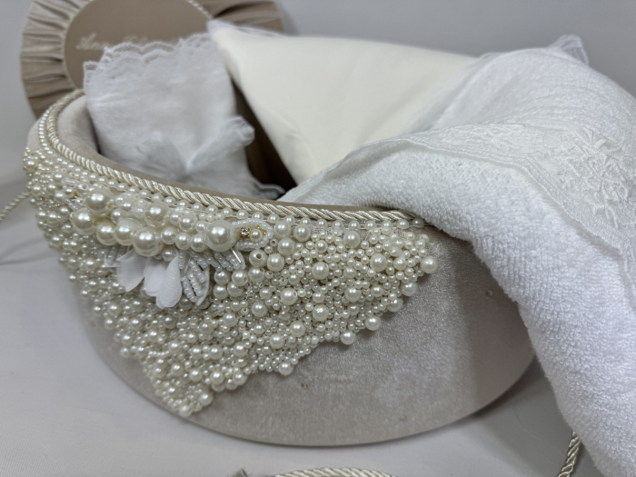Trusou botez in cufar din catifea si lumanare model Glamour cu margele culoare bej [4]