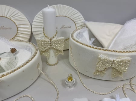 Trusou botez in cufar din catifea cu lumanare si prima baita  model Glamour cu fundita din margele culoare ivoire [4]