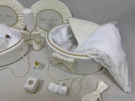 Trusou botez in cufar din catifea cu lumanare si prima baita  model Glamour cu fundita din margele culoare ivoire [5]