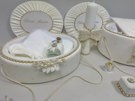Trusou botez in cufar din catifea cu lumanare si prima baita  model Glamour cu fundita din margele culoare ivoire [6]