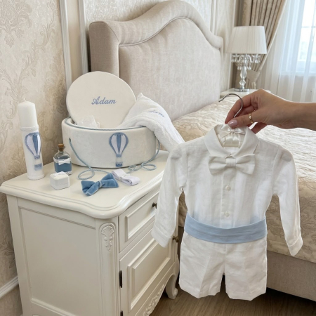 Seturi botez baieti - Set botez baieti compus din trusou Exclusive în cufar din catifea cu lumanare si costumaș ivoire