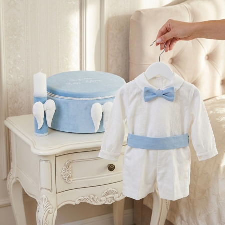 Seturi botez baieti - Set botez baieti compus din trusou Exclusive în cufar din catifea cu lumanare si costumaș ivoire