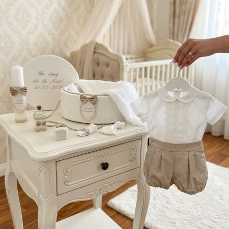 Seturi botez baieti - Set botez baieti compus din trusou Basic  în cufar din catifea cu lumanare si costumaș ivoire