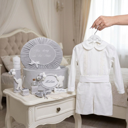 Seturi botez baieti - Set botez baieti compus din trusou Luxury în cufar din catifea cu lumanare si costumaș ivoire