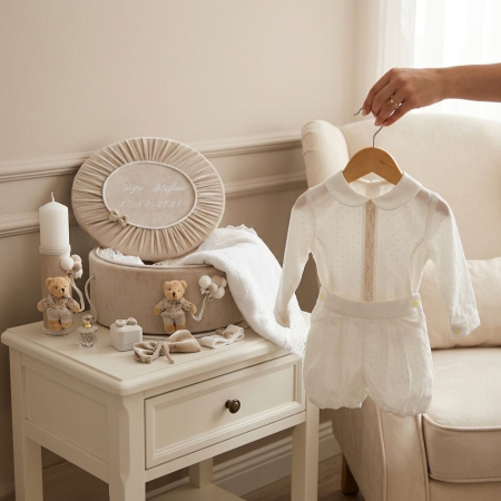 Seturi botez baieti - Set botez baieti compus din trusou Premium  în cufar din catifea cu lumanare si costumaș ivoire