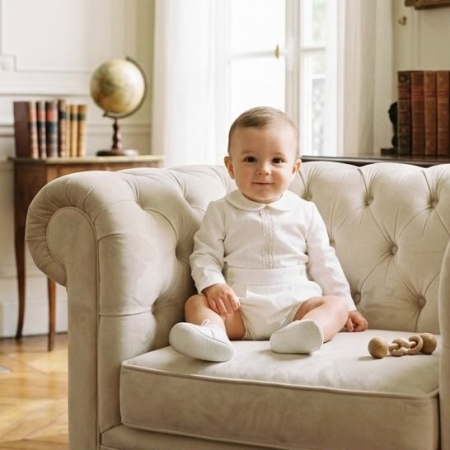 Set botez baieti compus din trusou Premium  în cufar din catifea cu lumanare si costumaș ivoire [1]