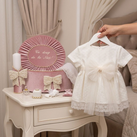 Seturi botez fetite - Set botez fetițe compus din trusou Glamour in cufar din catifea cu lumanare si rochita ivoire