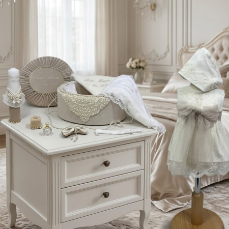 Seturi botez fetite - Set botez fetițe compus din trusou Glamour in cufar din catifea cu lumanare si rochita ivoire