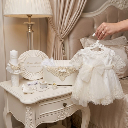 Seturi botez fetite - Set botez fetițe compus din trusou Glamour in cufar din catifea cu lumanare si rochita ivoire