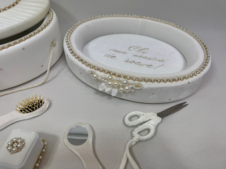 Set taierea motului din catifea culoare ivoire  model cu margele [3]