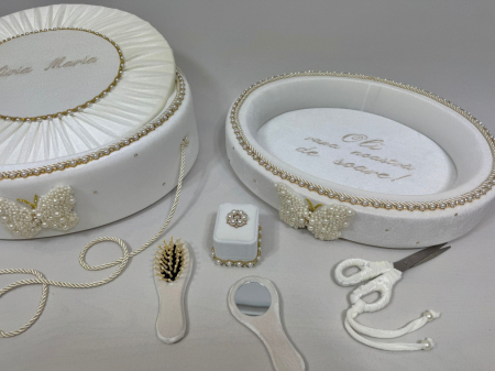 Set taierea motului din catifea culoare ivoire model cu fluturi din margele [3]