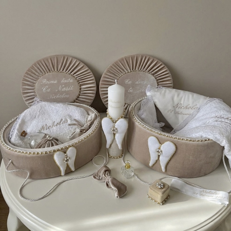 Trusou botez in cufar din catifea cu lumanare si prima baita model Glamour cu aripi culoare bej [0]