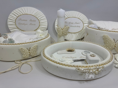 Trusou botez in cufar din catifea cu lumanare,prima baita si tavita mot model Glamour cu fluturi din margele culoare ivoire [8]