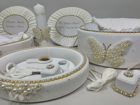 Trusou botez in cufar din catifea cu lumanare,prima baita si tavita mot model Glamour cu fluturi din margele culoare ivoire [3]