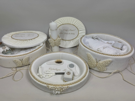 Trusou botez in cufar din catifea cu lumanare,prima baita si tavita mot model Glamour cu fluturi din margele culoare ivoire [4]