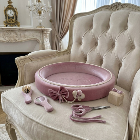 Set taierea motului - Tavita mot din catifea culoare roz model cu funda si balonase