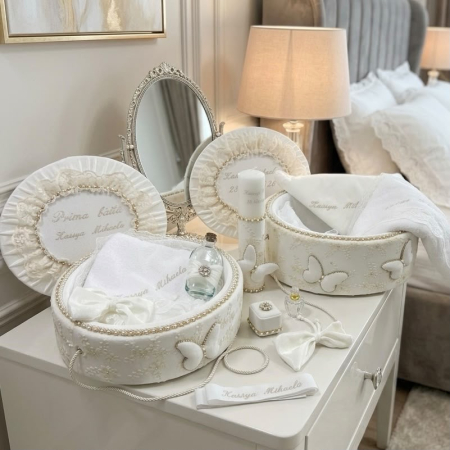 Trusou botez in cufar din catifea cu lumanare si prima baita model Glamour cu fluturi culoare ivoire [0]