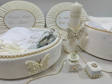 Trusou botez in cufar din catifea cu lumanare si prima baita model Glamour cu fluturi din margele culoare ivoir [2]